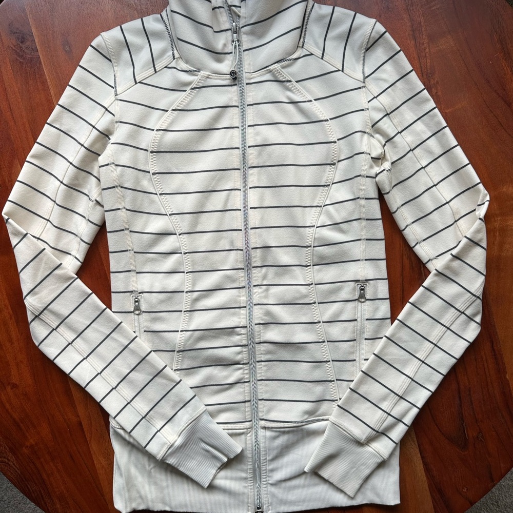 Lululemon Women’s Nice Asana Jacket
Slalom Stripe Angel Wing / Angel Wing Size 6